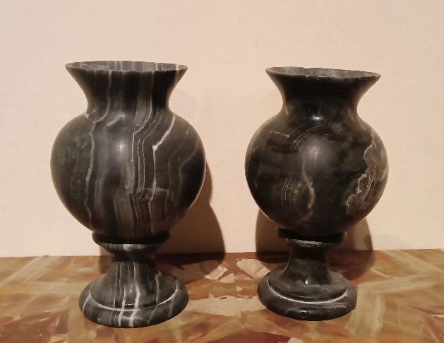 Coppia vasi ad urna in marmo nero serpentino primi 900 stile impero
