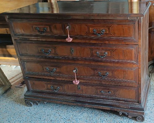 Antico cassettone intarsiato - Italia XVII secolo