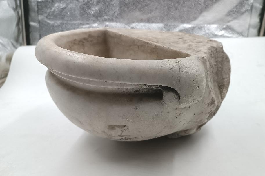 Acquasantiera in marmo carrara Toscana XVII secolo