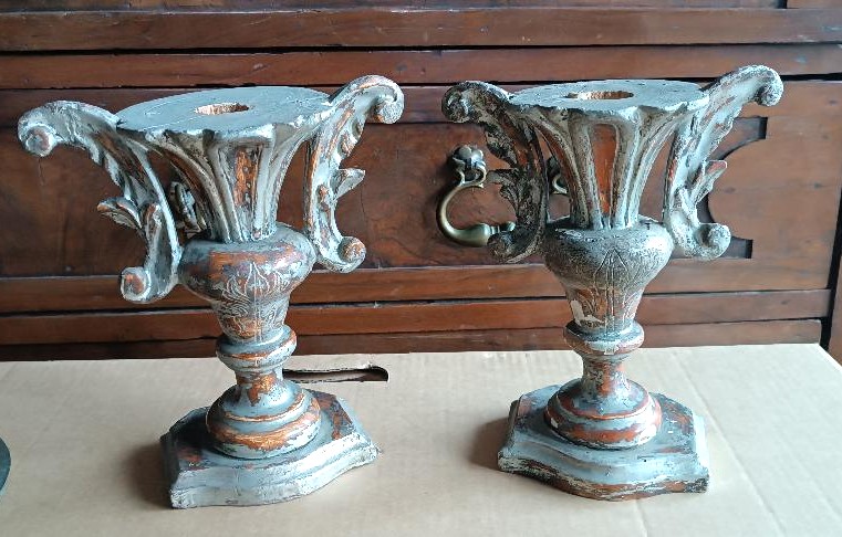 Antica coppia di candelieri portapalme - in legno argentato