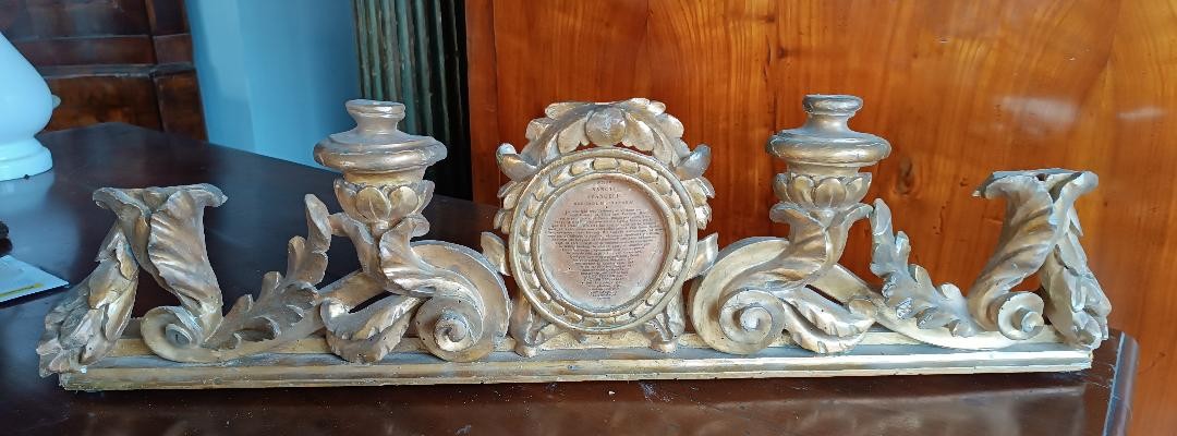 Antico portacandele con cartagloria in legno dorato XVIII secolo