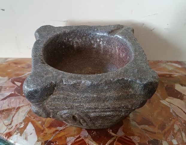 Antico mortaio in pietra 