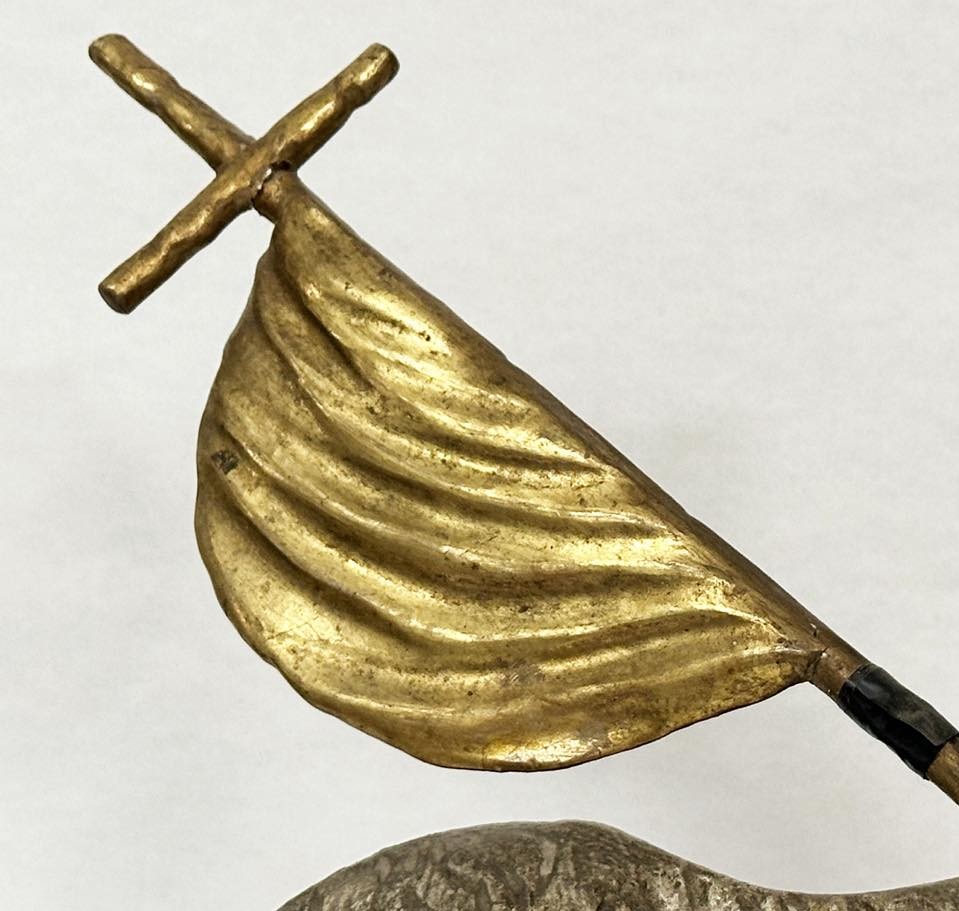 Scultura in legno intagliato argentato e dorato raff.te Agnus Dei -photo-2