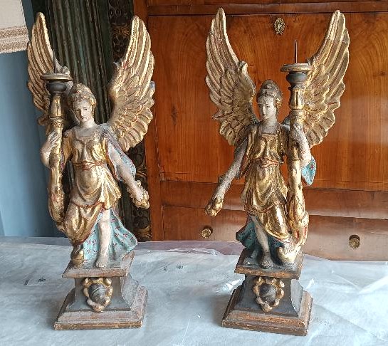 Coppia di angeli portacero in cartapesta dipinta e dorata. Arte barocca italiana XVII-XVIII sec-photo-2