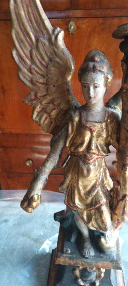 Coppia di angeli portacero in cartapesta dipinta e dorata. Arte barocca italiana XVII-XVIII sec-photo-1