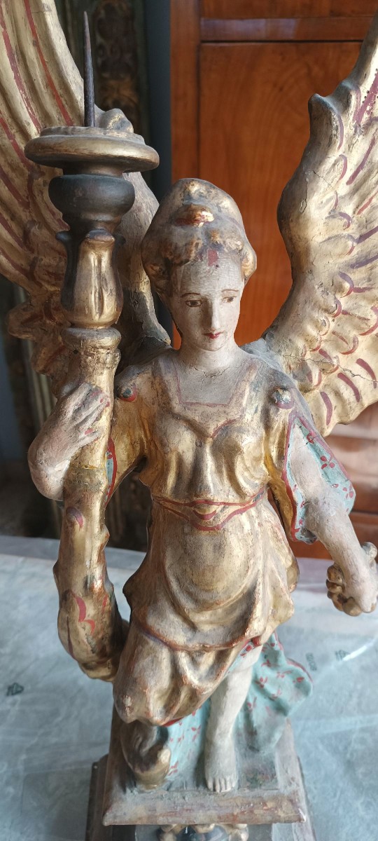 Coppia di angeli portacero in cartapesta dipinta e dorata. Arte barocca italiana XVII-XVIII sec-photo-2