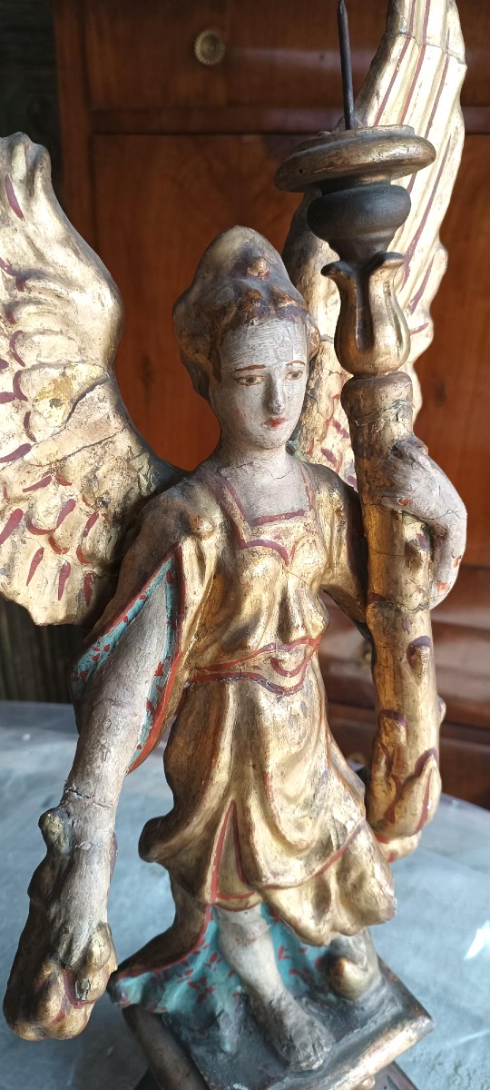 Coppia di angeli portacero in cartapesta dipinta e dorata. Arte barocca italiana XVII-XVIII sec-photo-3