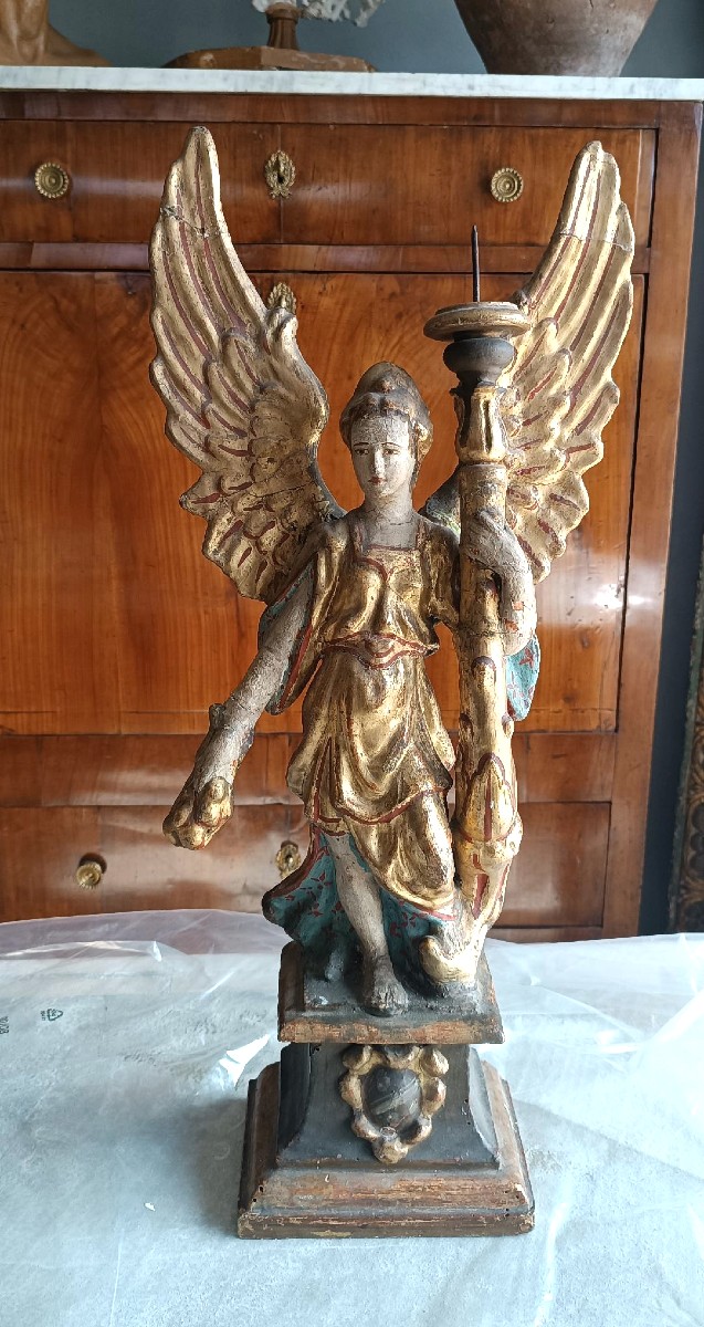 Coppia di angeli portacero in cartapesta dipinta e dorata. Arte barocca italiana XVII-XVIII sec-photo-4