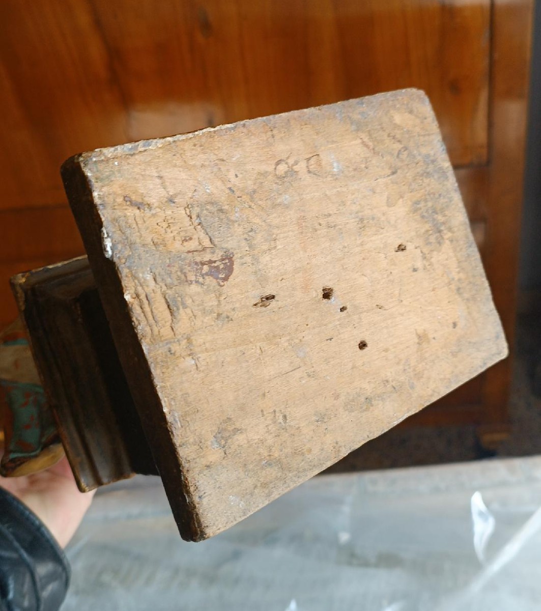 Coppia di angeli portacero in cartapesta dipinta e dorata. Arte barocca italiana XVII-XVIII sec-photo-7