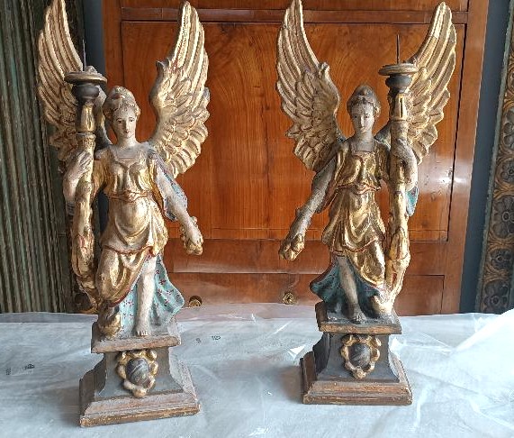 Coppia di angeli portacero in cartapesta dipinta e dorata. Arte barocca italiana XVII-XVIII sec