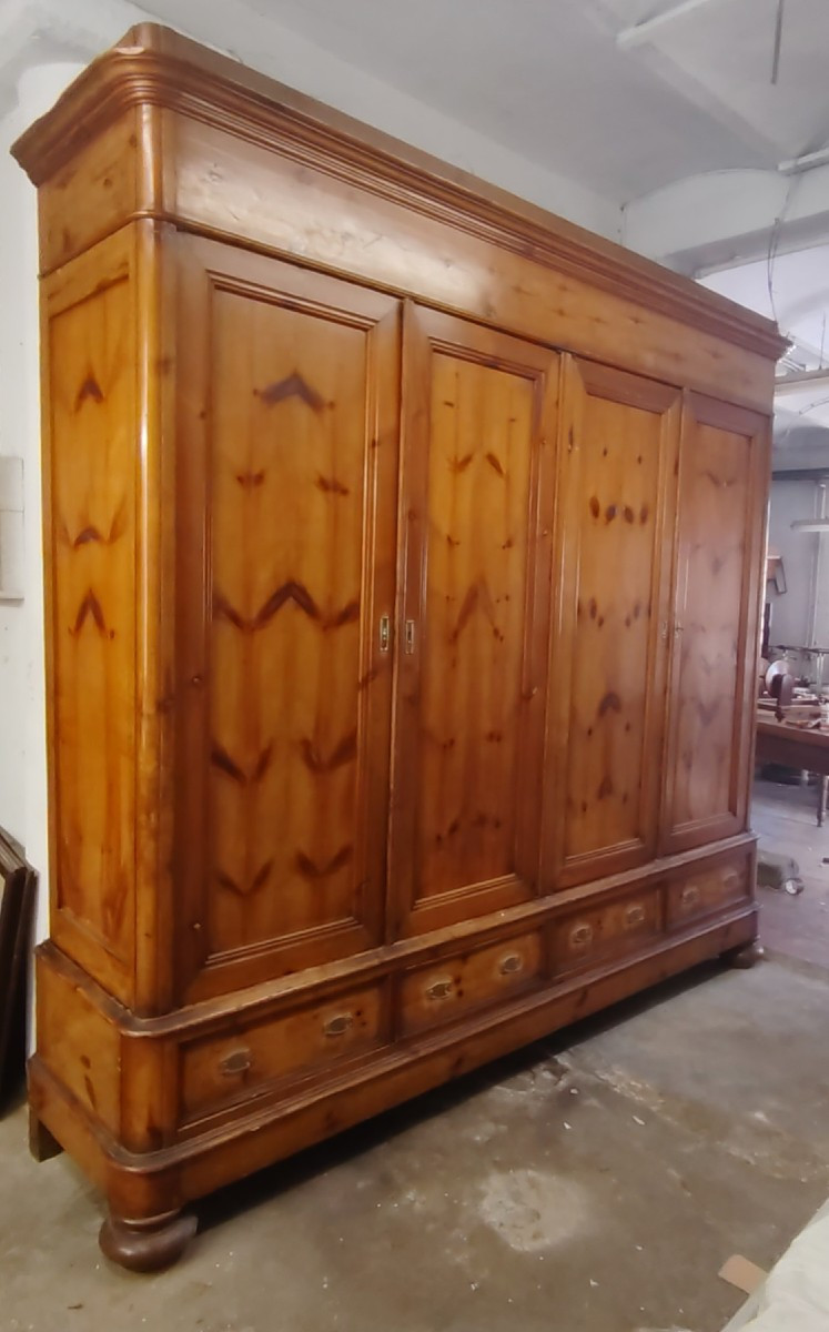 Grande armadio toscano in larice , XIX  secolo