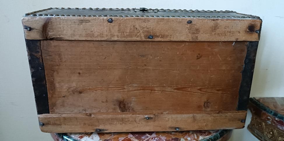 Cofanetto , Bauletto , rivestito in pelle decorato da inserti in metallo. XVII secolo ,45x26x19-photo-4