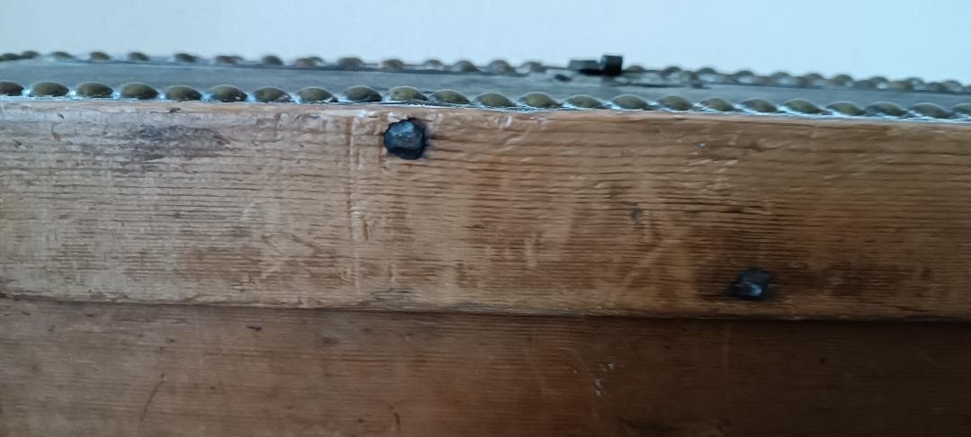 Cofanetto , Bauletto , rivestito in pelle decorato da inserti in metallo. XVII secolo ,45x26x19-photo-1