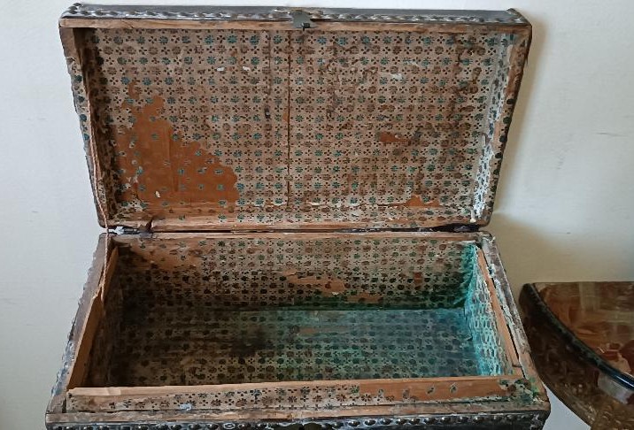 Cofanetto , Bauletto , rivestito in pelle decorato da inserti in metallo. XVII secolo ,45x26x19-photo-2