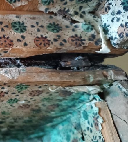 Cofanetto , Bauletto , rivestito in pelle decorato da inserti in metallo. XVII secolo ,45x26x19-photo-3