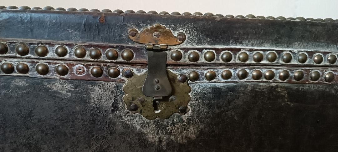 Cofanetto , Bauletto , rivestito in pelle decorato da inserti in metallo. XVII secolo ,45x26x19-photo-4