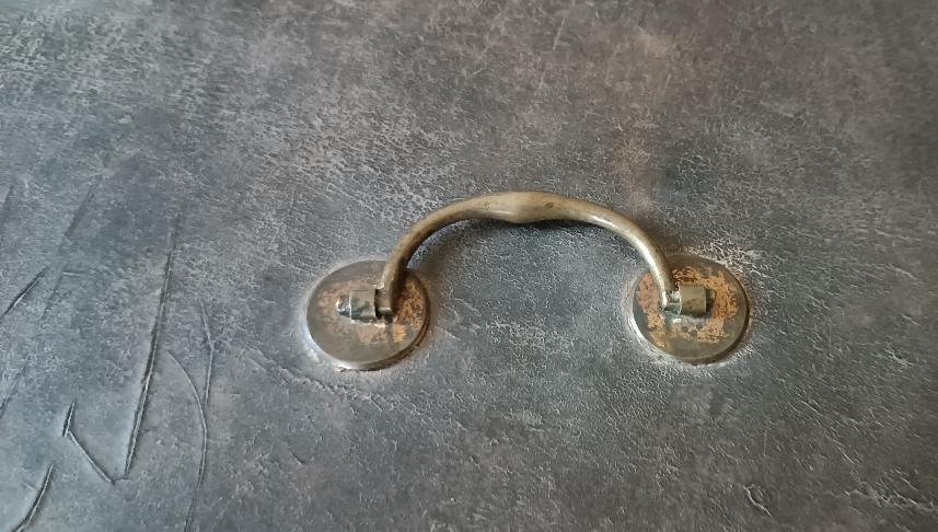 Cofanetto , Bauletto , rivestito in pelle decorato da inserti in metallo. XVII secolo ,45x26x19-photo-8