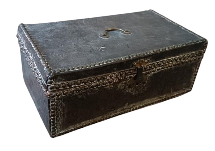 Cofanetto , Bauletto , rivestito in pelle decorato da inserti in metallo. XVIII secolo ,45x26x