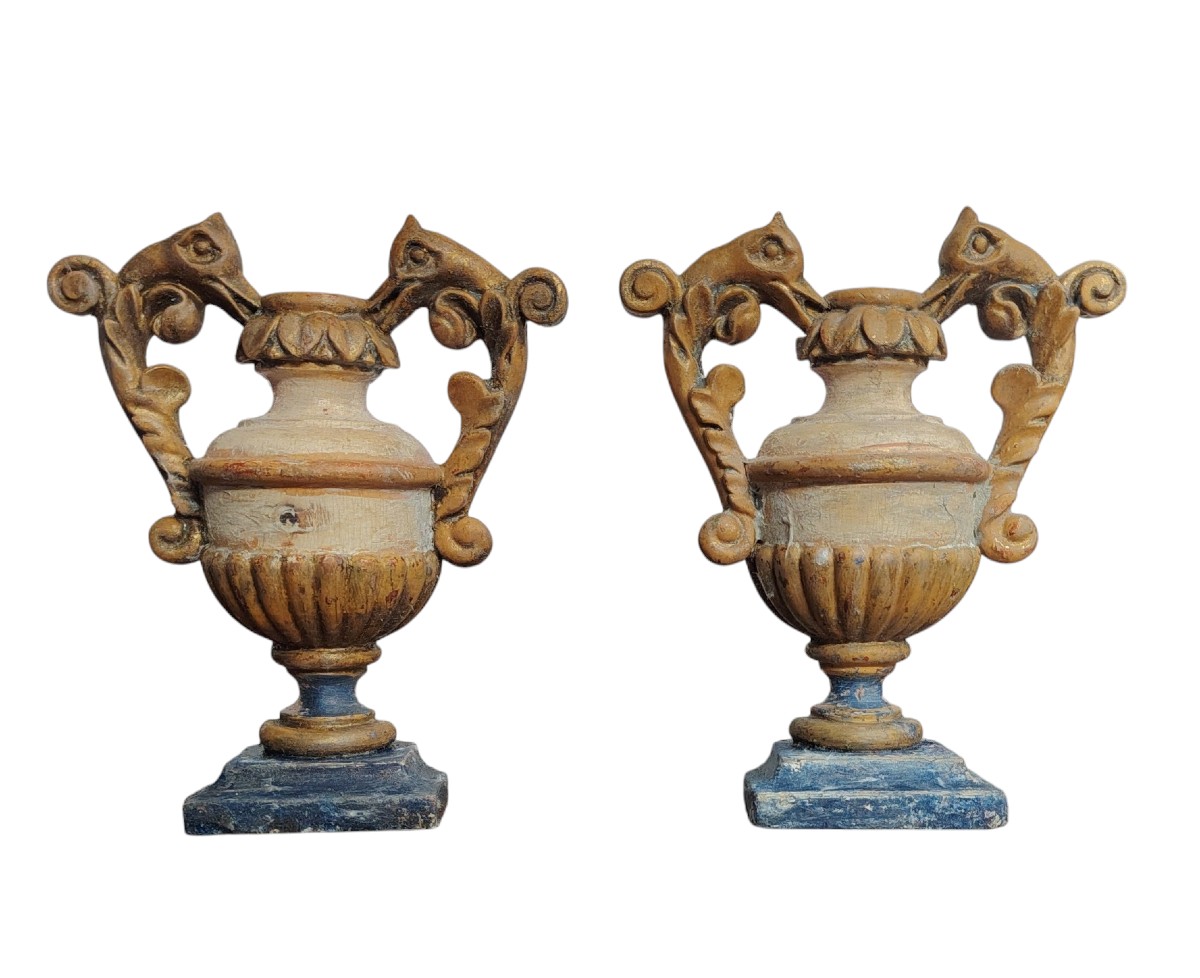 Coppia antiche portapalme barocche in legno  intagliato e laccato.  XVIII secolo. Italia