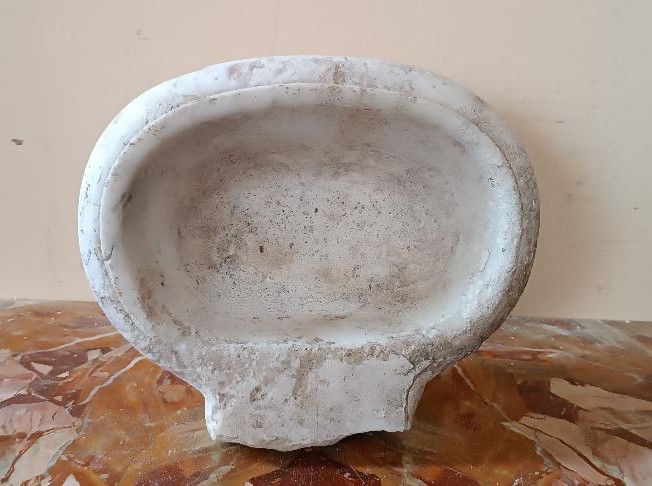 Piccola acquasantiera antica in marmo XVII secolo toscana