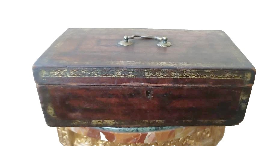 Cofanetto , Bauletto , rivestito in pelle decorato . XVII secolo-photo-2