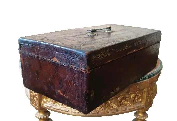 Cofanetto , Bauletto , rivestito in pelle decorato . XVII secolo-photo-3