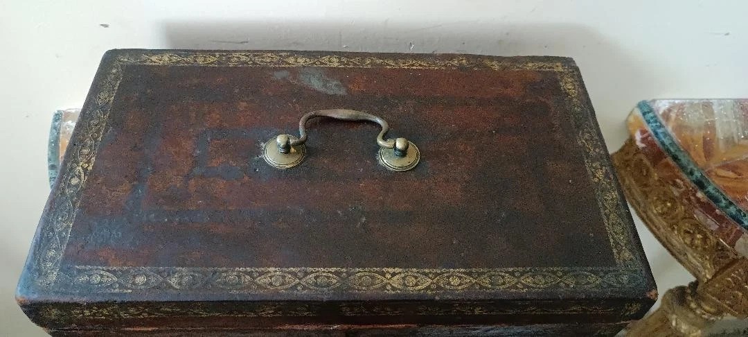 Cofanetto , Bauletto , rivestito in pelle decorato . XVII secolo-photo-4