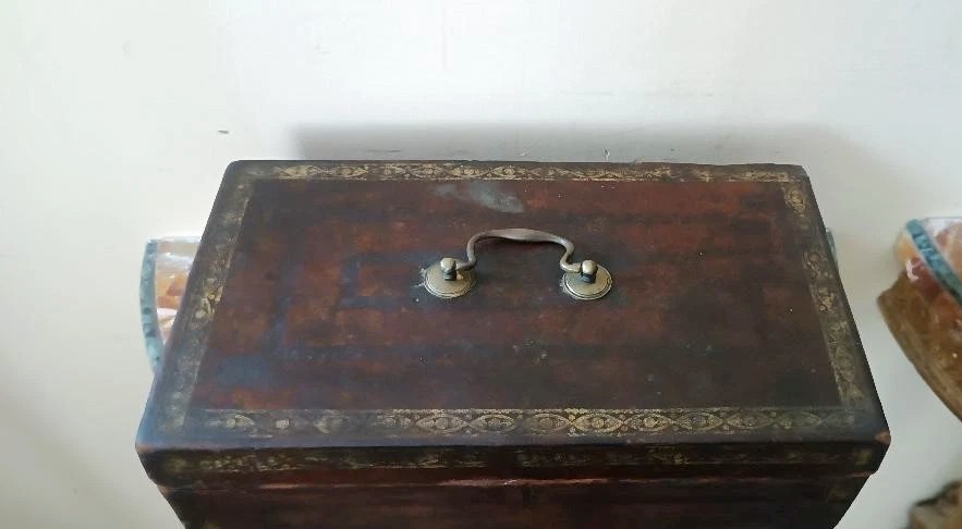 Cofanetto , Bauletto , rivestito in pelle decorato . XVII secolo-photo-1