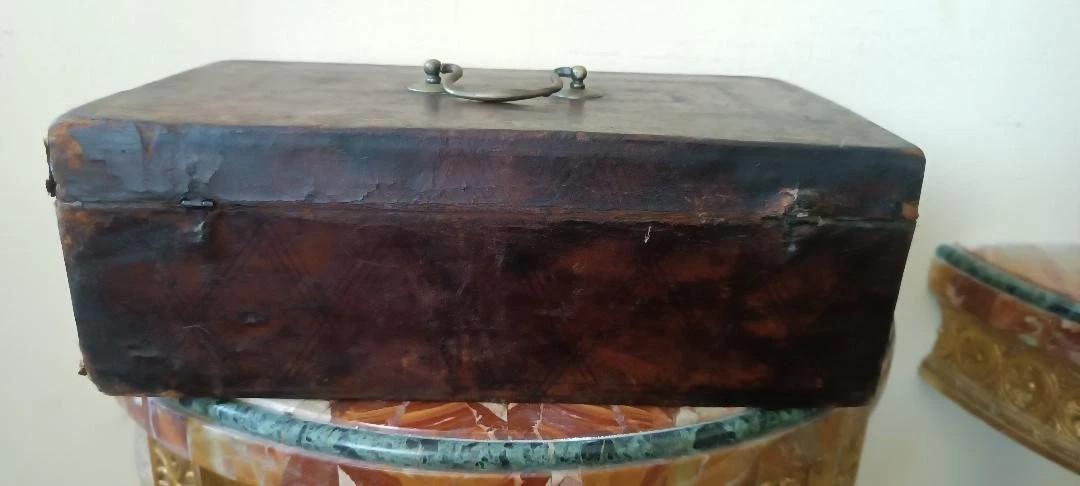 Cofanetto , Bauletto , rivestito in pelle decorato . XVII secolo-photo-2