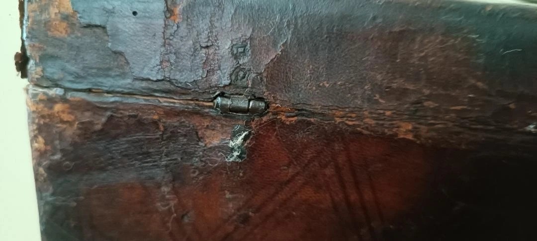 Cofanetto , Bauletto , rivestito in pelle decorato . XVII secolo-photo-3