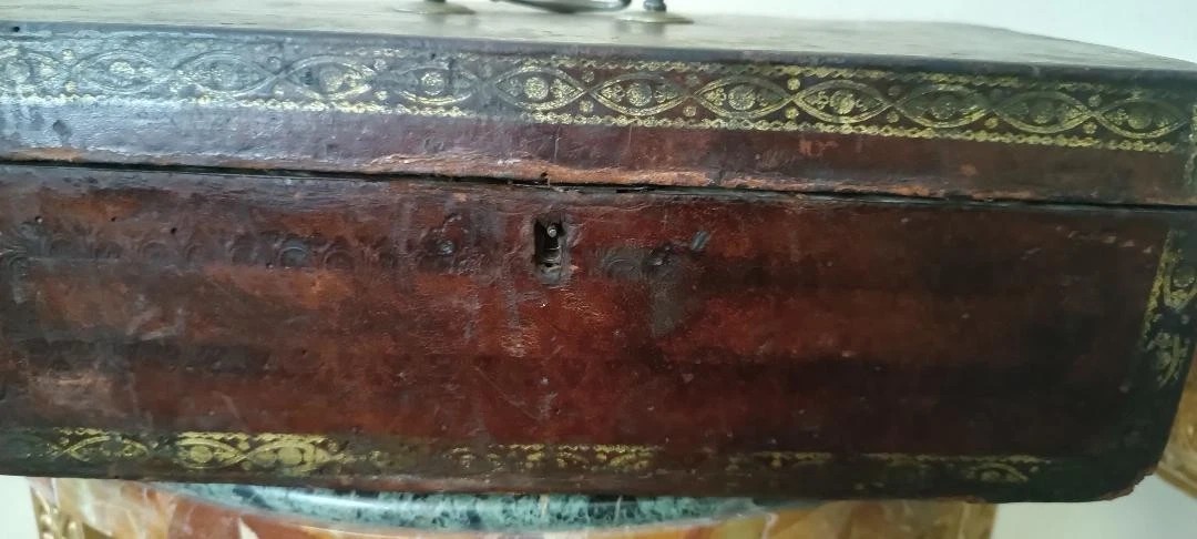 Cofanetto , Bauletto , rivestito in pelle decorato . XVII secolo-photo-4