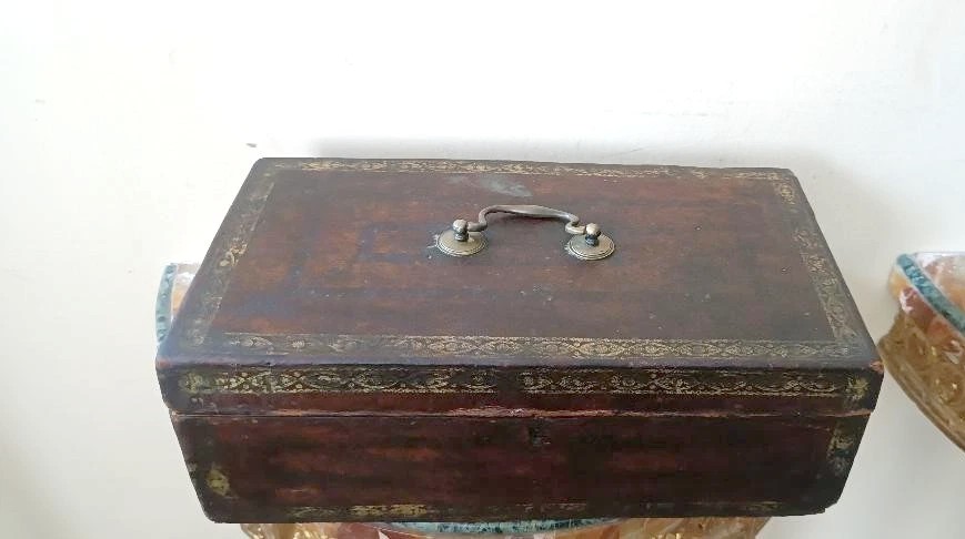 Cofanetto , Bauletto , rivestito in pelle decorato . XVII secolo