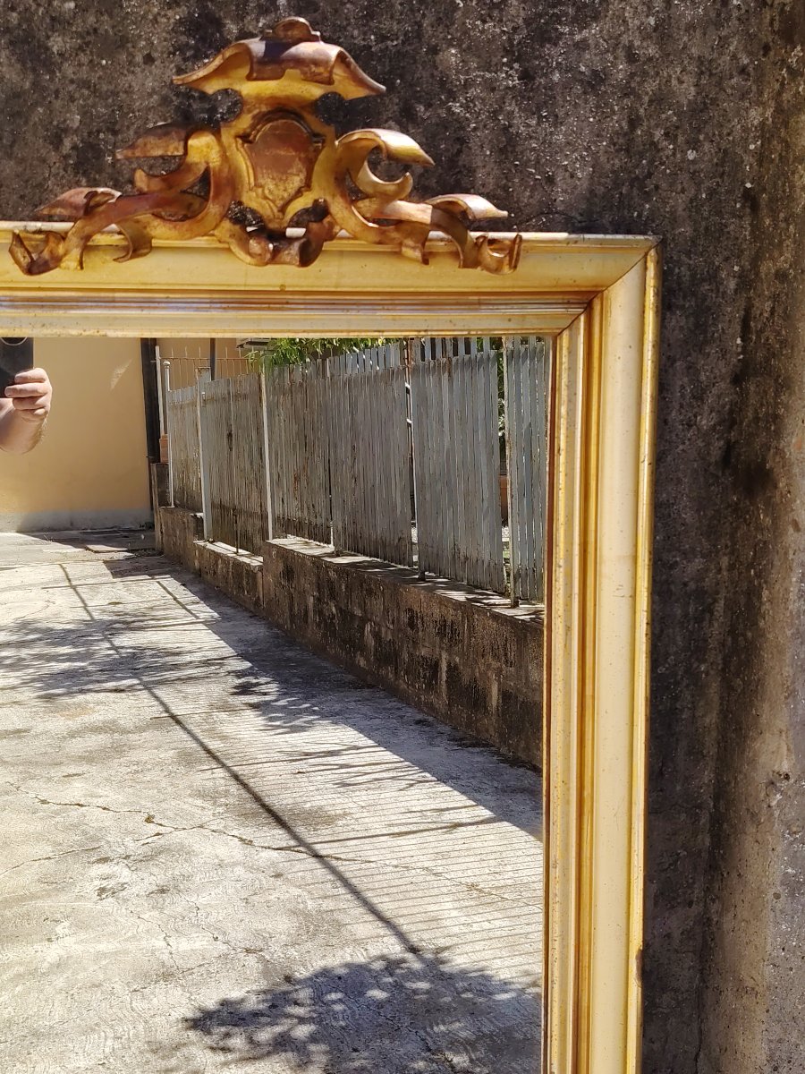 Grande specchiera in legno del XIX secolo ,  dorata a mecca  con cimasa-photo-1