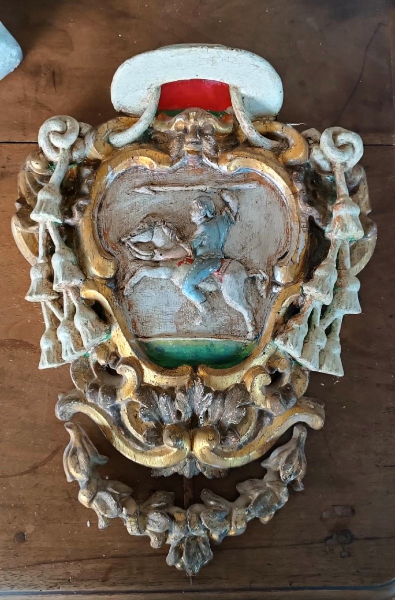 Antico stemma araldico in legno laccato e dorato fine XVII inizi XVIII secolo