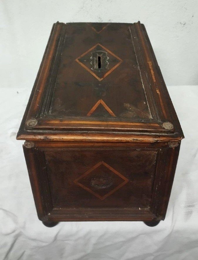 Antica cassa per l'elemosina in legno intarsiato del XVII secolo-l.30 -p.20 -h.18-photo-4