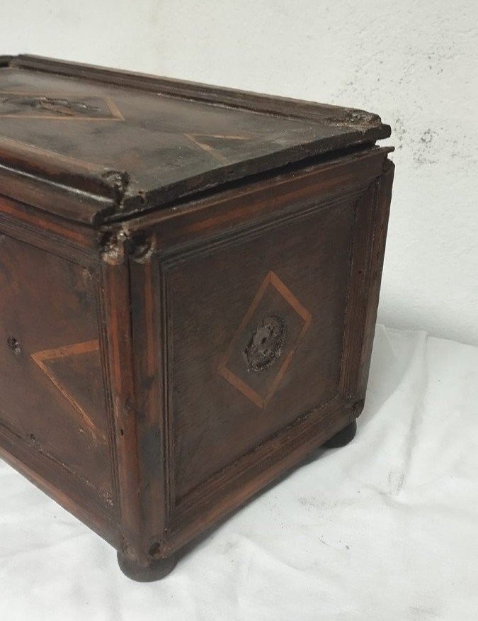 Antica cassa per l'elemosina in legno intarsiato del XVII secolo-l.30 -p.20 -h.18-photo-1