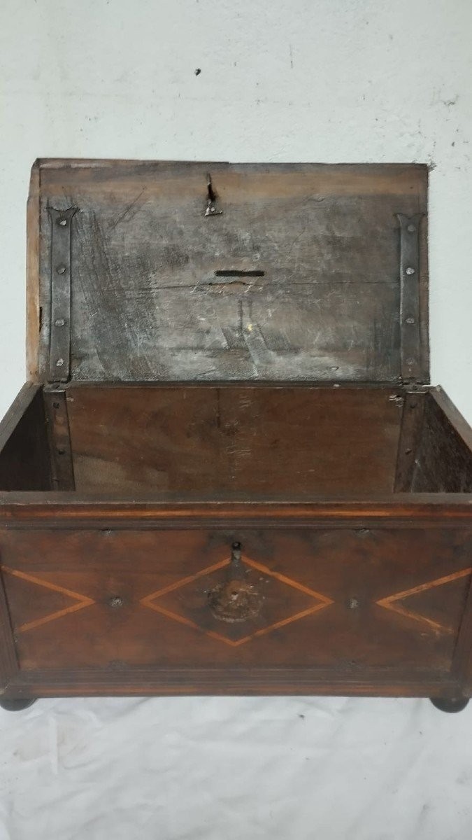 Antica cassa per l'elemosina in legno intarsiato del XVII secolo-l.30 -p.20 -h.18-photo-3