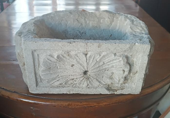 Antica piccola vasca da fontana in pietra scolpita Toscana XVI \ XVII secolo