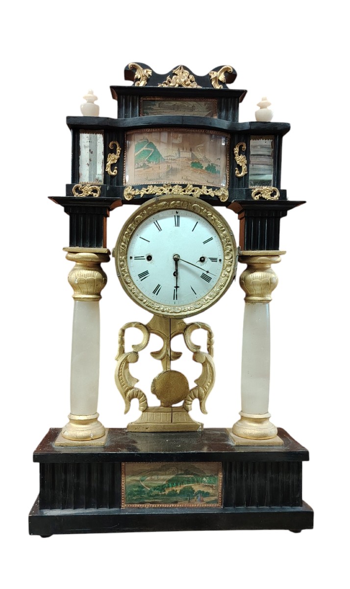 Orologio a tempietto bidermaier  in legno ebanizzato e dorato  colonne in alabastro  XIX secolo