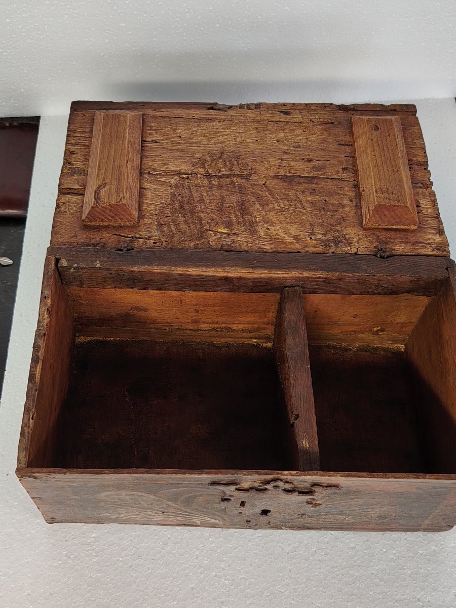 Antica scatola  in legno di frutto , dipinta con motivi stilizzati,. XVII secolo Italia-photo-2