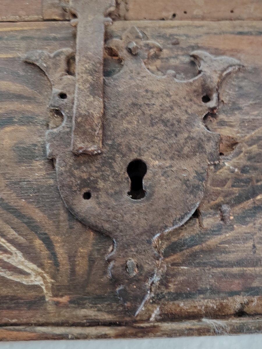 Antica scatola  in legno di frutto , dipinta con motivi stilizzati,. XVII secolo Italia-photo-3