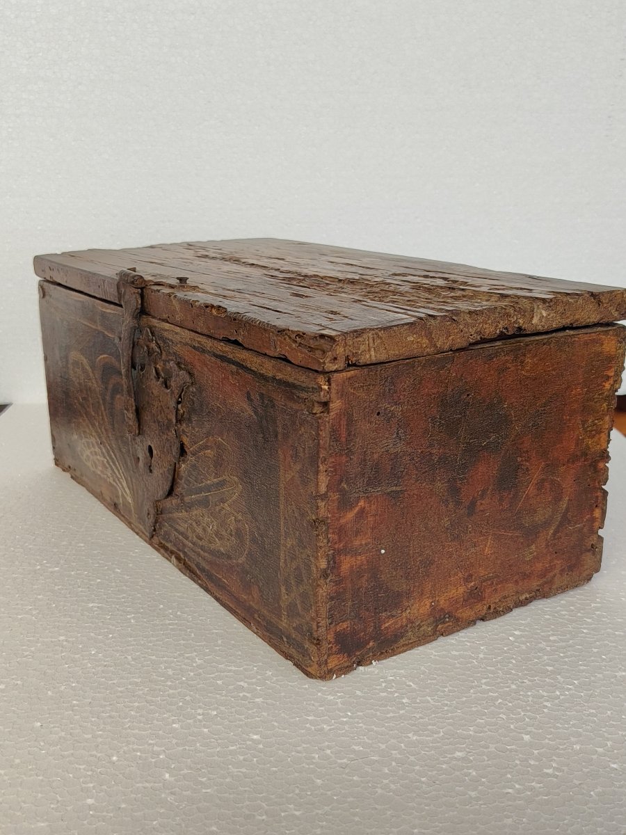 Antica scatola  in legno di frutto , dipinta con motivi stilizzati,. XVII secolo Italia-photo-4