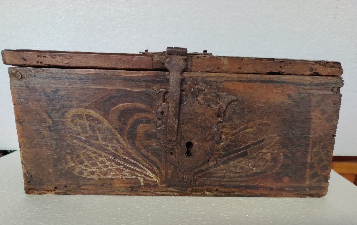 Antica scatola  in legno di frutto , dipinta con motivi stilizzati,. XVII secolo Italia-photo-2