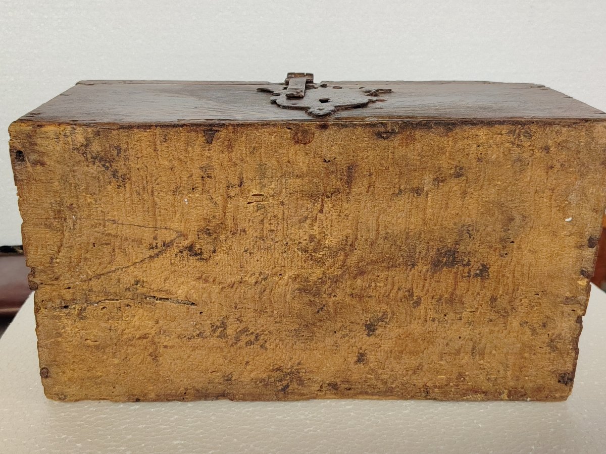 Antica scatola  in legno di frutto , dipinta con motivi stilizzati,. XVII secolo Italia-photo-4