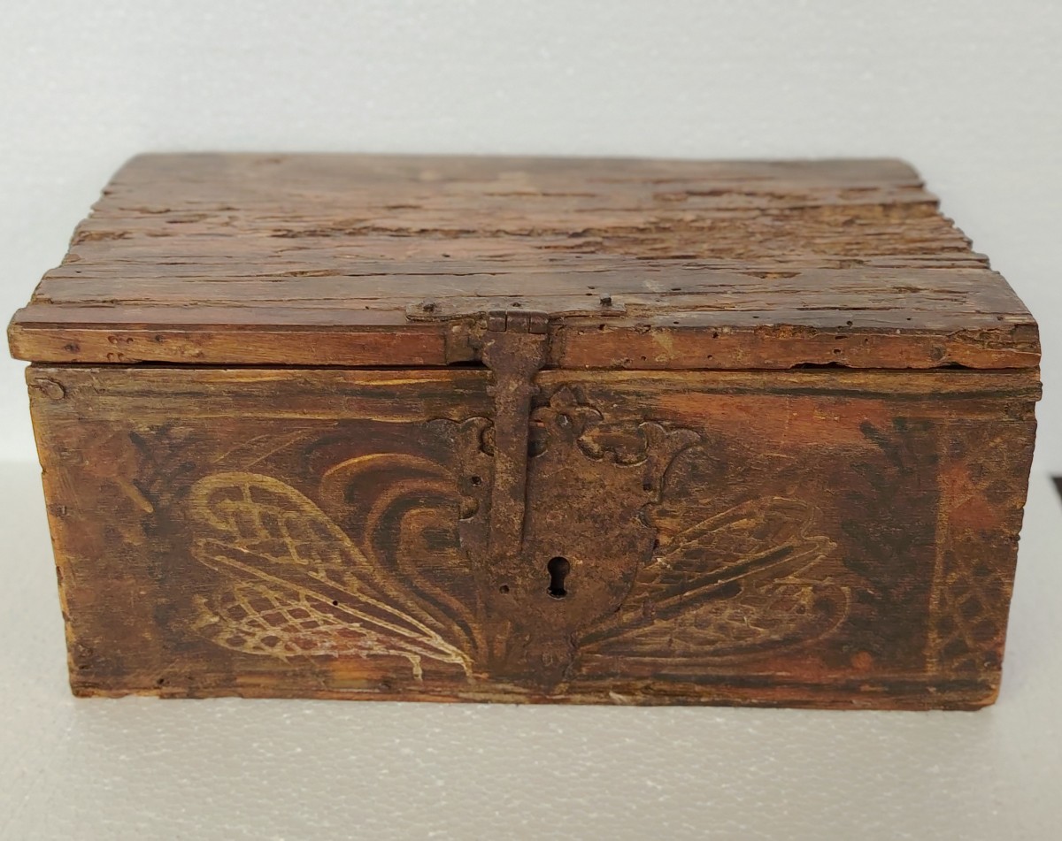 Antica scatola  in legno di frutto , dipinta con motivi stilizzati,. XVII secolo Italia