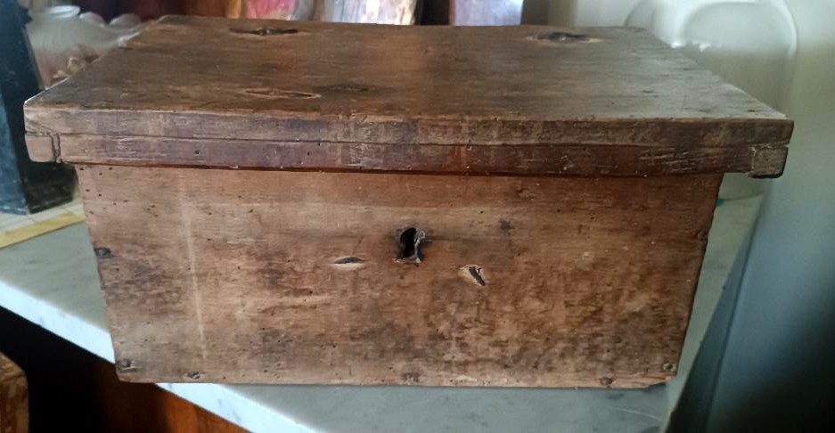 Antica cassetta ,scatola ,forziere in legno di frutto XVII secolo-photo-2