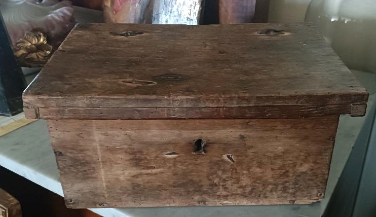 Antica cassetta ,scatola ,forziere in legno di frutto XVII secolo