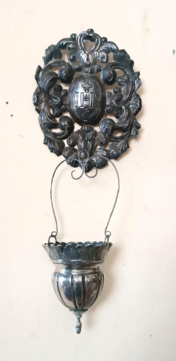 Artigianato italiano del XIX secolo. acquasantiera in argento con bacinella rimovibile.