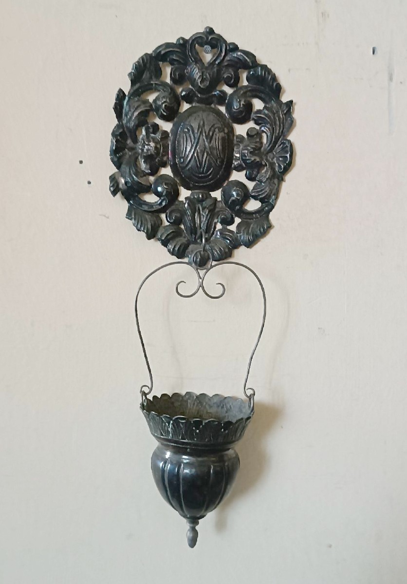 Artigianato italiano del XIX secolo. acquasantiera in argento con bacinella rimovibile.