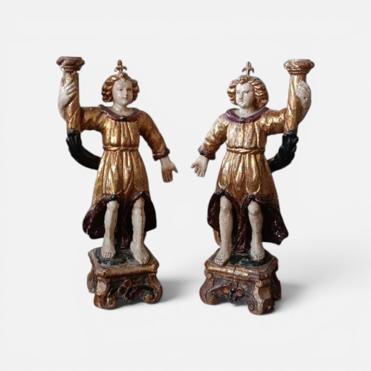 Antica coppia di angeli reggicandela antichi, realizzati in legno intagliato, laccato e dorato